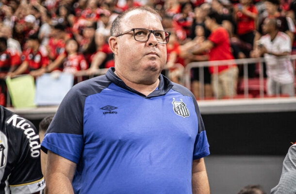 TÉCNICO: MARCELO FERNANDES  - Seu time não jogou bem. E as substituições que fez não surtiram efeito. Deixou a desejar. Ainda bateu boca com Deyverson e no fim saiu emburrado com Soteldo. NOTA 4,5 - Foto: Raul Baretta/ Santos FC.