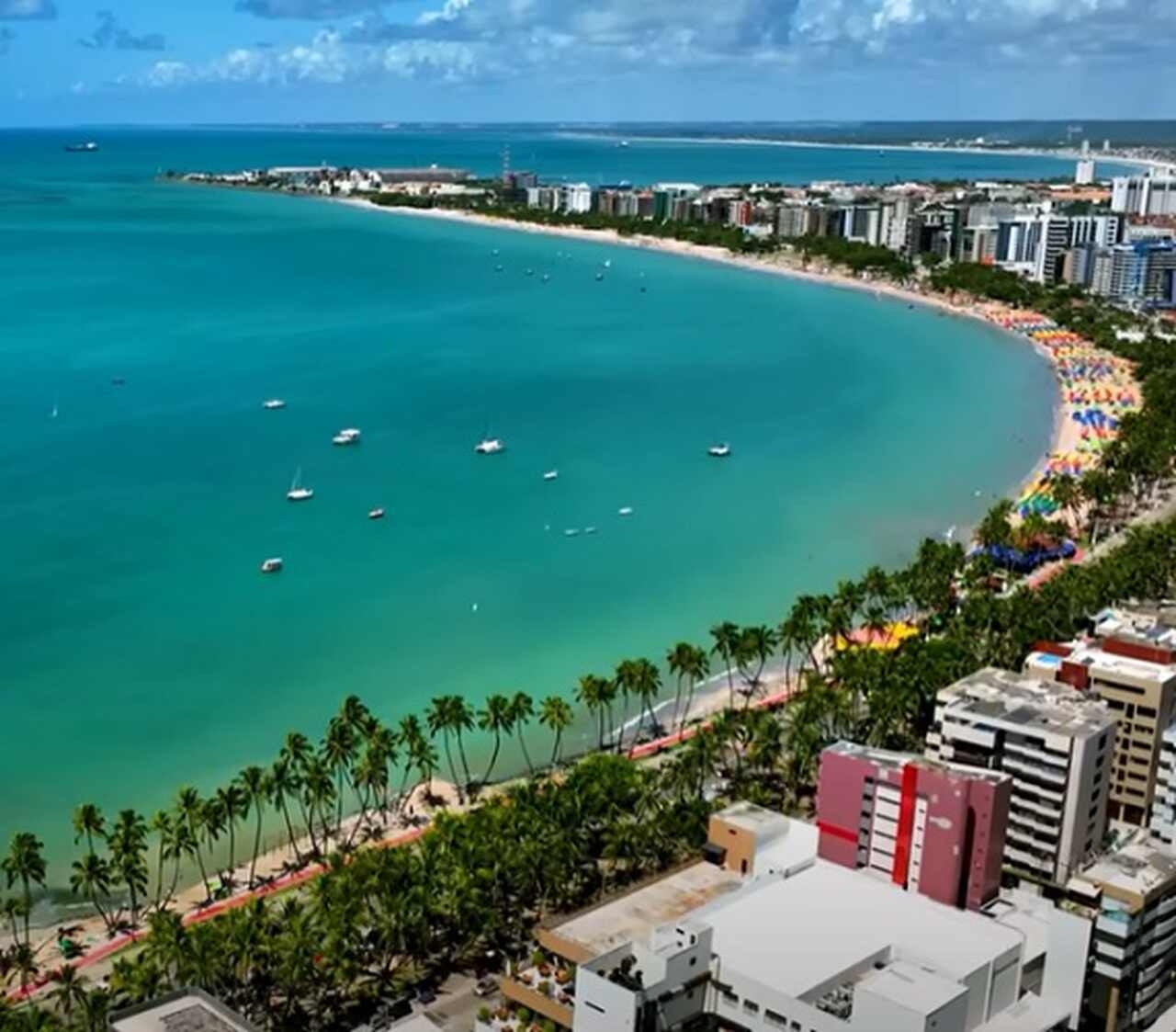 Essa data comemorativa reforça a importância de Maceió não apenas como um ponto turístico, mas também como um ícone cultural do Brasil. Que tal, então, conhecermos um pouco mais sobre a belíssima capital de Alagoas? Reprodução: Flipar