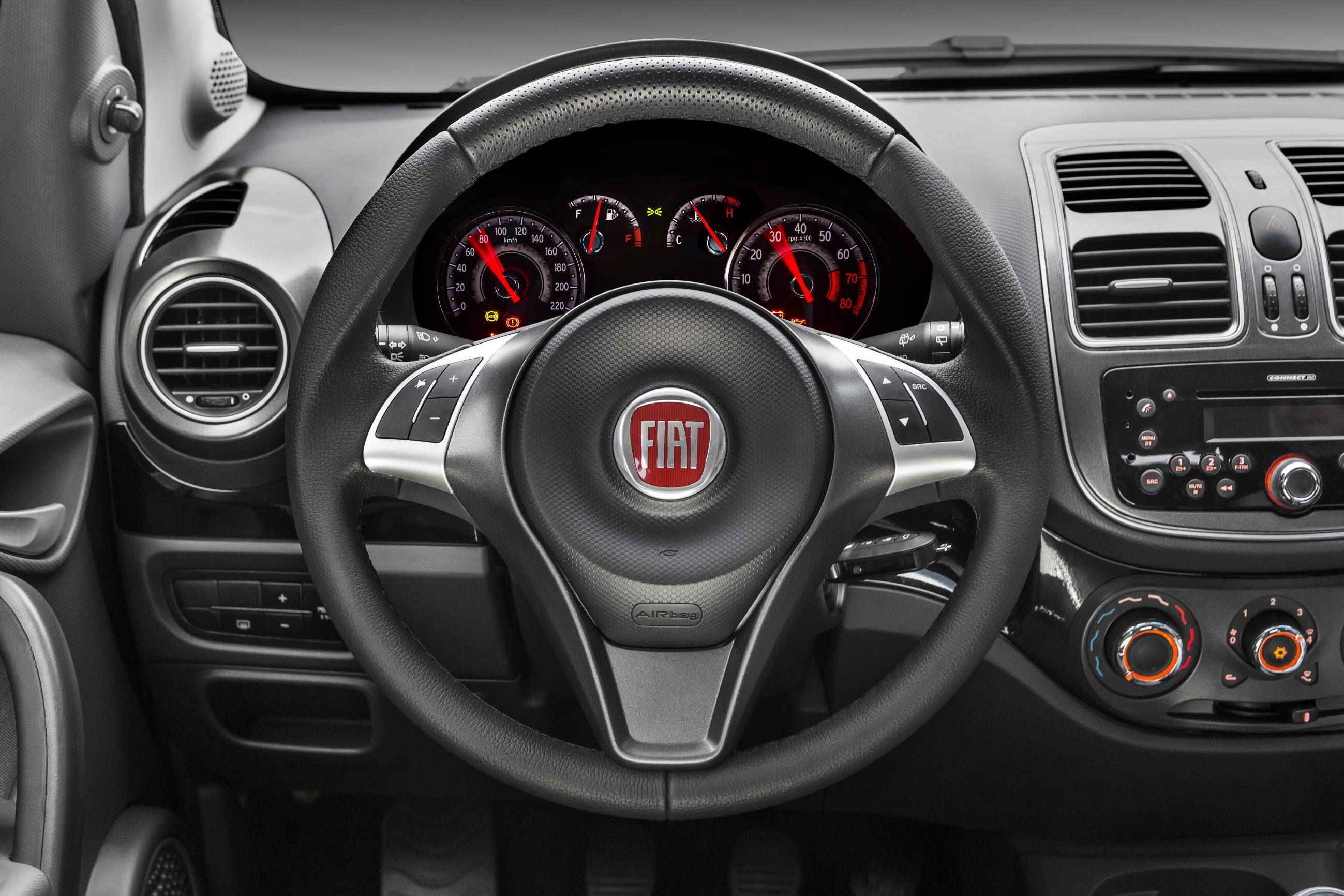 A Fiat lança o Novo Palio 2017 com mais equipamentos e sem mexer nos preços, que vão de R$ 42.410 até R$ 53.410.. Foto: Divulgação/Fiat