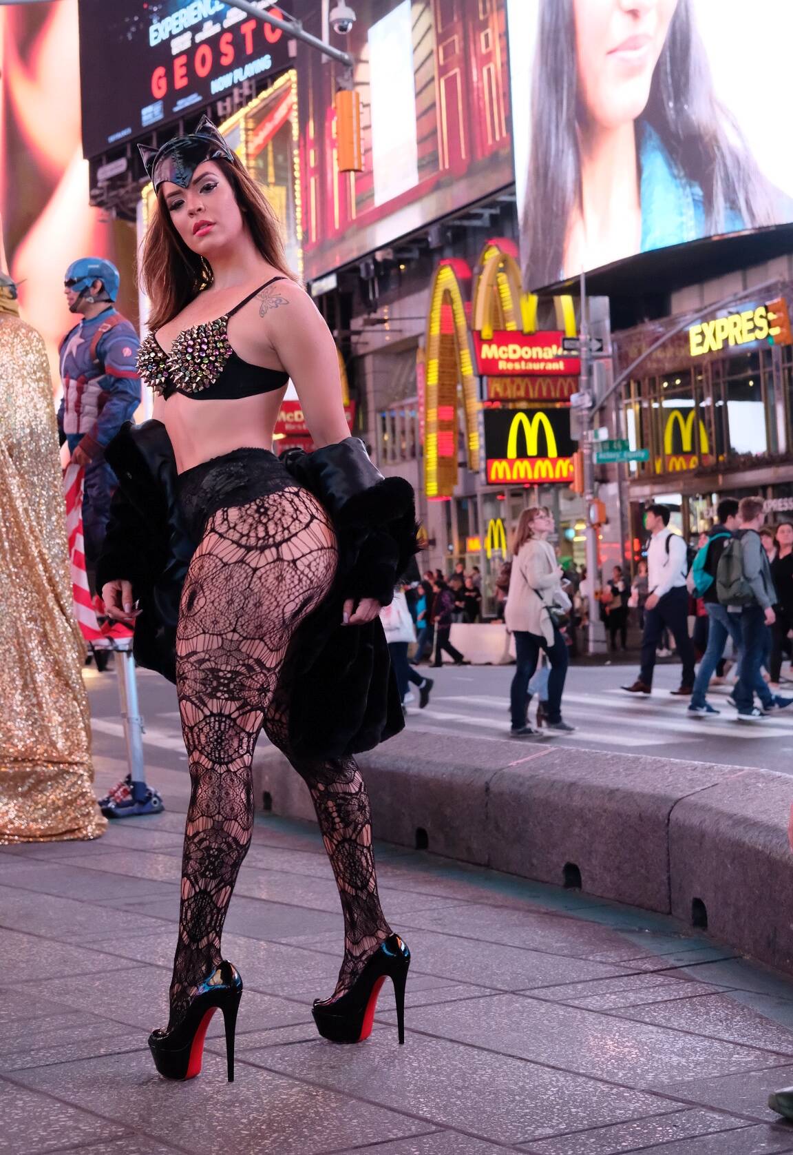 Encarnando uma Mulher-Gato para lá de provcante, Denise Dias seduz na Times Square. Foto: Sergio Bochert