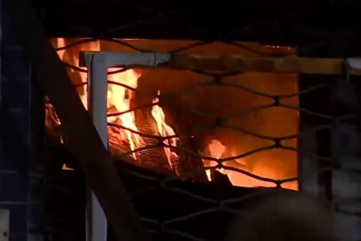 Segundo relatos, a tentativa de um morador de apagar as chamas com um colchão poderia ter colocado fogo nas paredes, que eram de madeira. Reprodução: Flipar