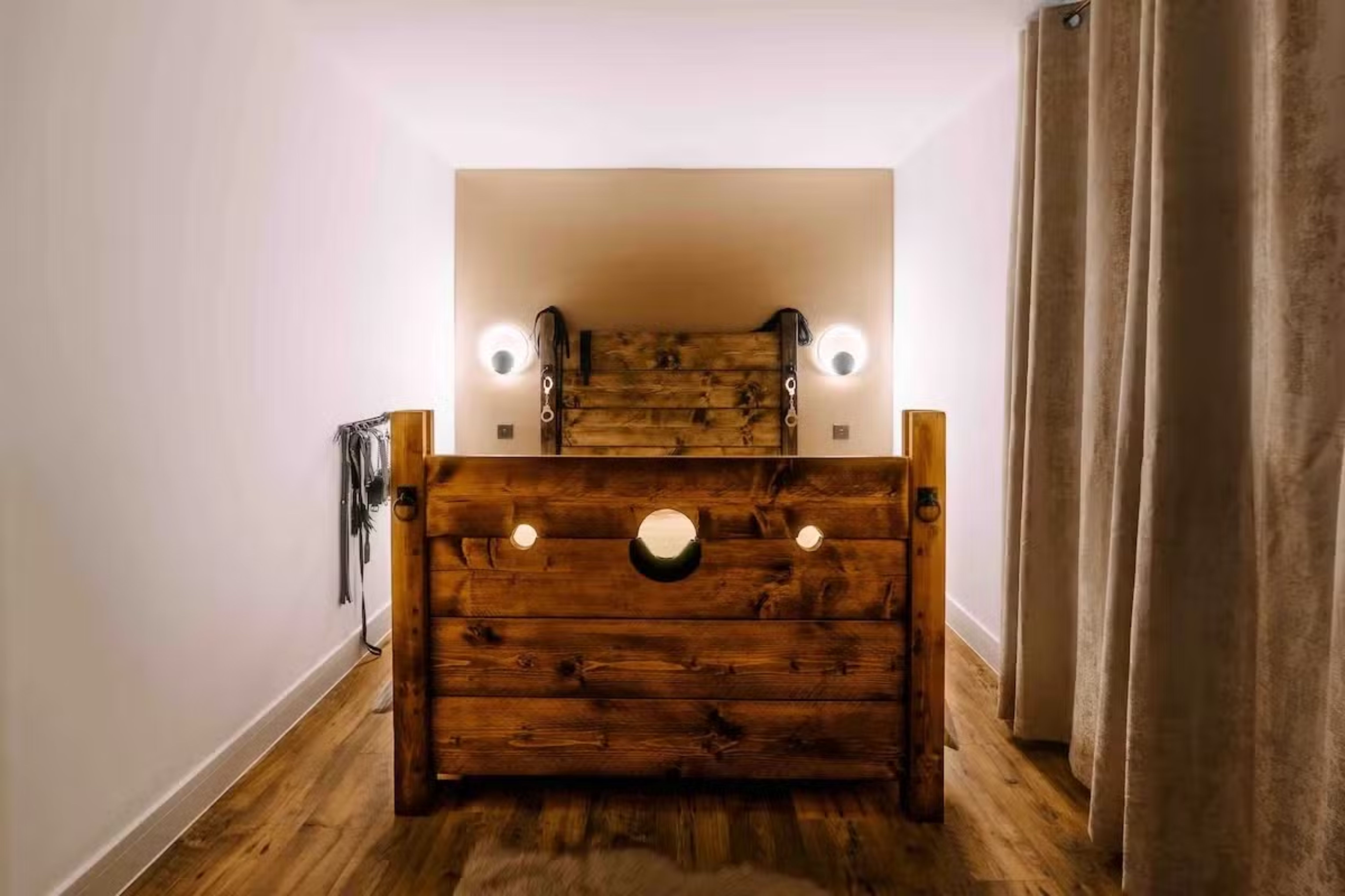 Descubra a Casa Amor em Southampton, o refúgio perfeito para casais que buscam realizar suas fantasias mais ousadas Reprodução/Airbnb