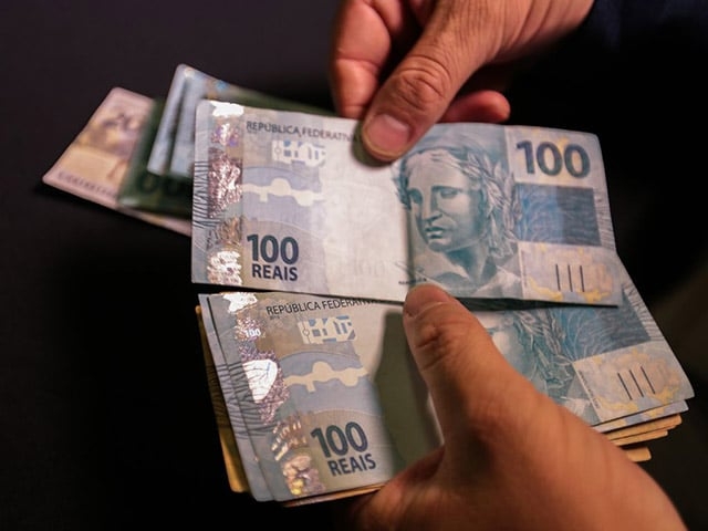 Há casos de premiações que vão parar na justiça. Em fevereiro de 2010, por exemplo, um grupo de 40 pessoas ganhou e iria dividir uma bolada de R$ 53 milhões. Cada um apostava numa combinação diferente, para aumentar as chances de vencerem. O que aconteceu. Reprodução: Flipar
