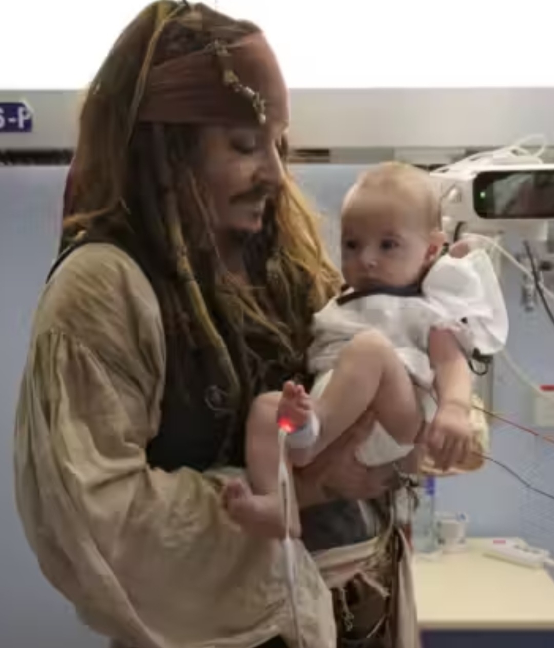 O hospital trata crianças de diversas idades, inclusive recém-nascidos. O ator segurou um bebê que está em tratamento.  Reprodução: Flipar