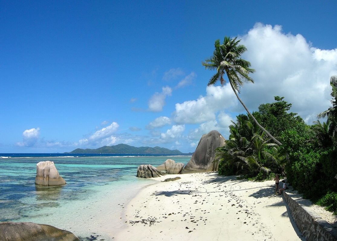 SEYCHELLES - ÁFRICA - 455 km²: Um arquipélago de 115 ilhas no Oceano Índico, famoso por suas praias intocadas e biodiversidade única. A economia é fortemente apoiada no turismo, pesca e exportação de coco e baunilha. Reprodução: Flipar
