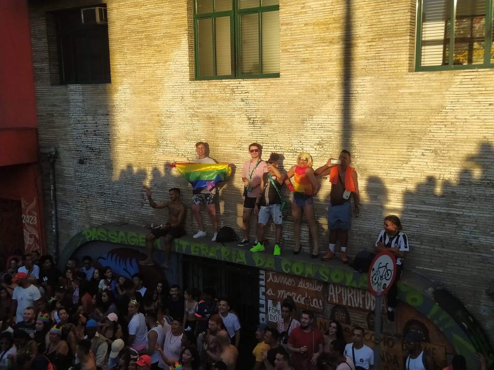 Público sobe nos lugares mais inusitados em busca da melhor visão da Parada do Orgulho. Foto: Rafael Nascimento/iG