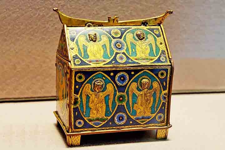 Gregos, celtas e chineses, por exemplo, também utilizaram esmalte para objetos de metal. No Império Romano, a esmaltagem servia à decoração de recipientes de vidro.
 Reprodução: Flipar