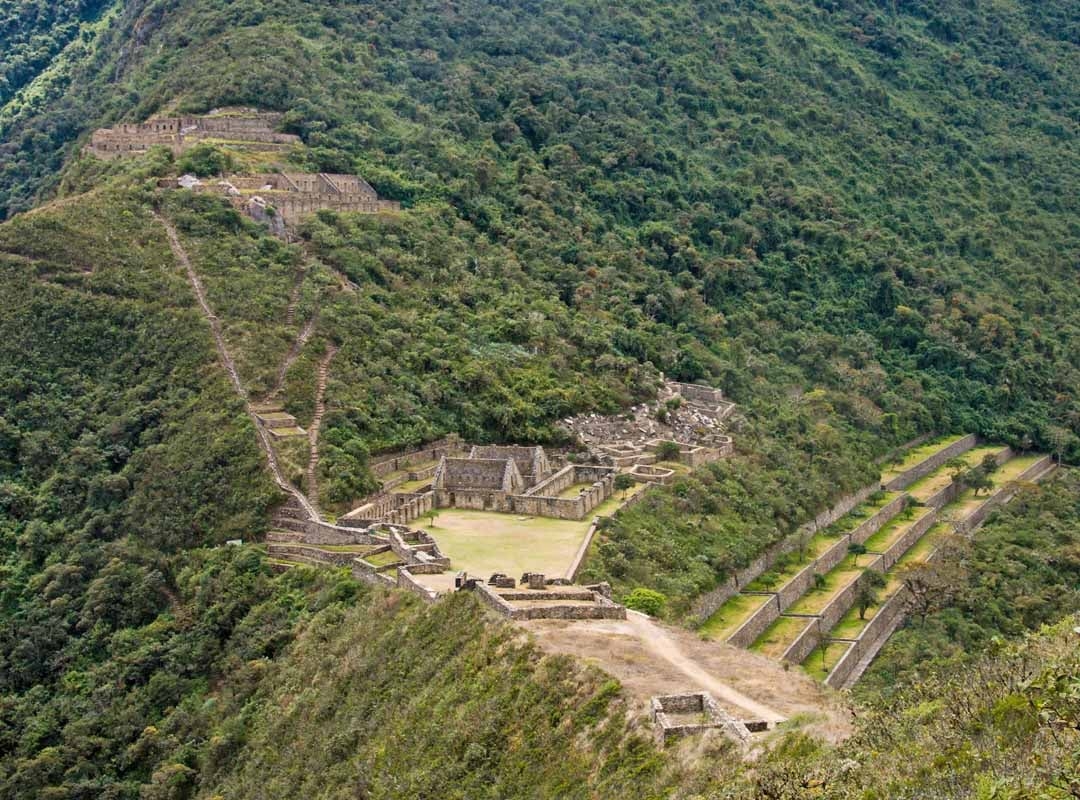 Em 24 de junho, os espanhóis tomaram posse de Vilcabamba. Nesta ocasião, Sarmiento dirigiu as solenidades, levantou o estandarte real. Enquanto isso ocorria, Túpac Amaru, acompanhado por seus guerreiros, rumou a oeste, pelas matas das várzeas. Reprodução: Flipar