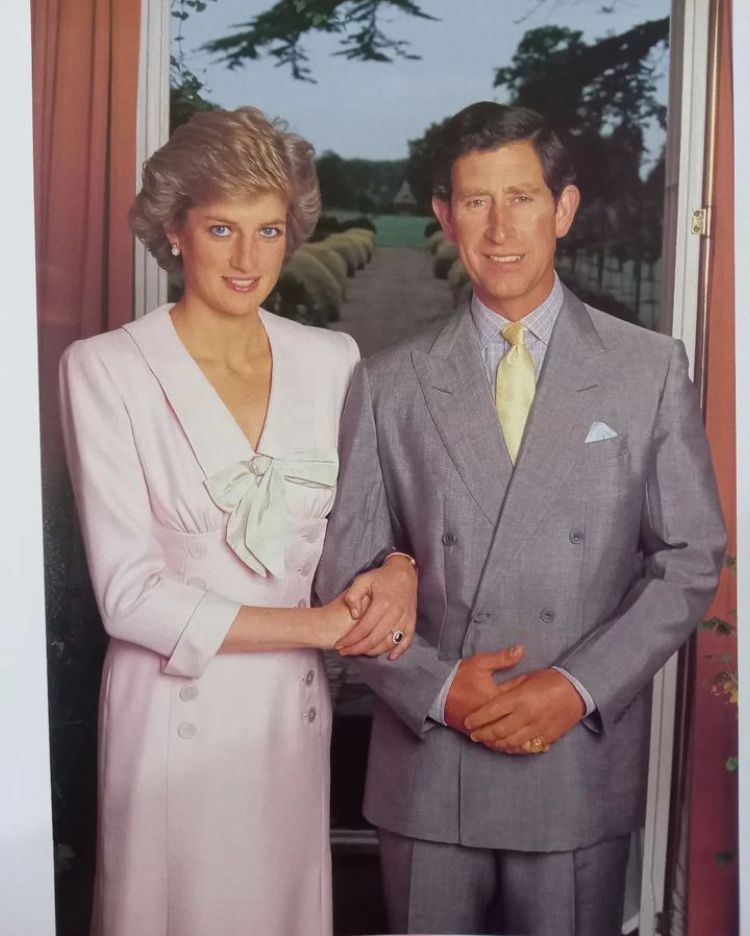 Em 1977 Charles conheceu Lady Diana Spencer, com quem foi casado por 15 anos (de 1981 a 1996). Na época, ele se relacionava com a irmã mais velha de Diana, a Lady Sarah. Reprodução: Flipar