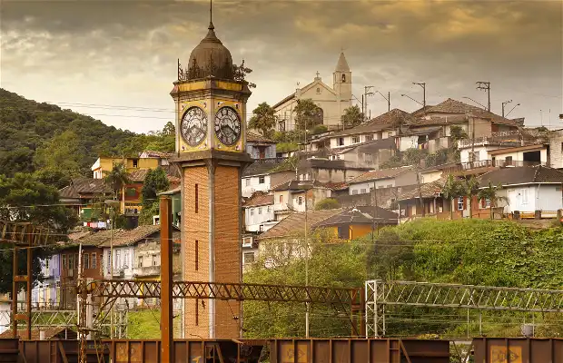 Paranapiacaba: Distrito de Santo André, a cerca de 48 km de São Paulo, esta pequena cidade turística foi fundada por imigrantes ingleses que vieram ao Brasil para construir as ferrovias no estado de São Paulo.  Com arquitetura única e excelente oferta gastronômica, Paranapiacaba é um retrato vivo da época dos barões do café.  Não perca o festival de inverno, realizado nos dois últimos finais de semana de julho.  reprodução