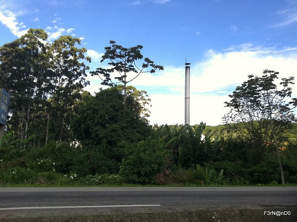 Seja lá o que for , a placa é mais uma que chama atenção num país onde impera o bom humor em placas, faixas e cartazes. Recentemente, o dono de uma plantação em Itapema (SC) viralizou com sua mensagem para um ladrão de bananas.  Reprodução: Flipar