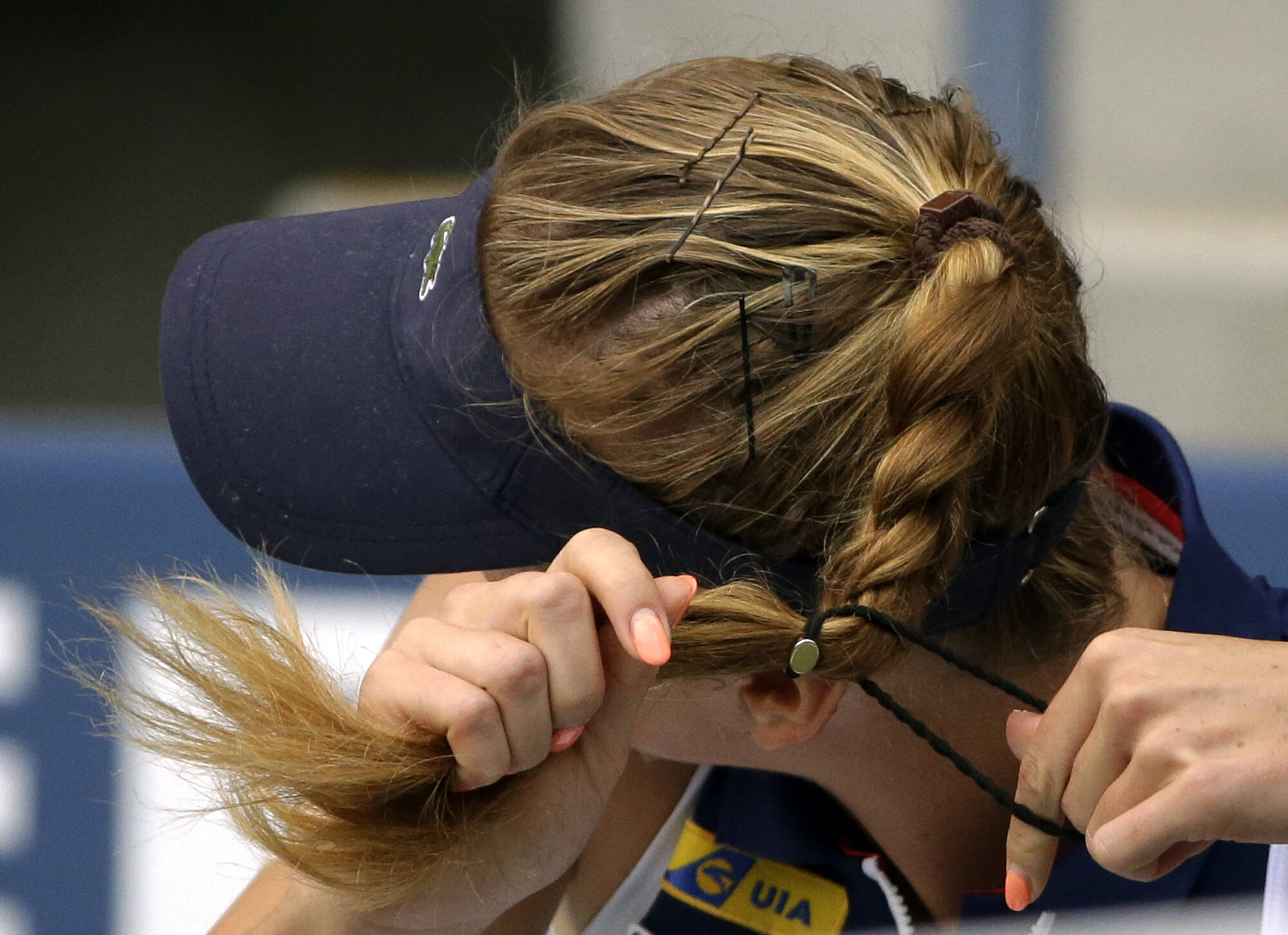 Elina Svitolina aproveita pausa em sua partida para refazer a trança nos cabelos. Foto: David Goldman/AP
