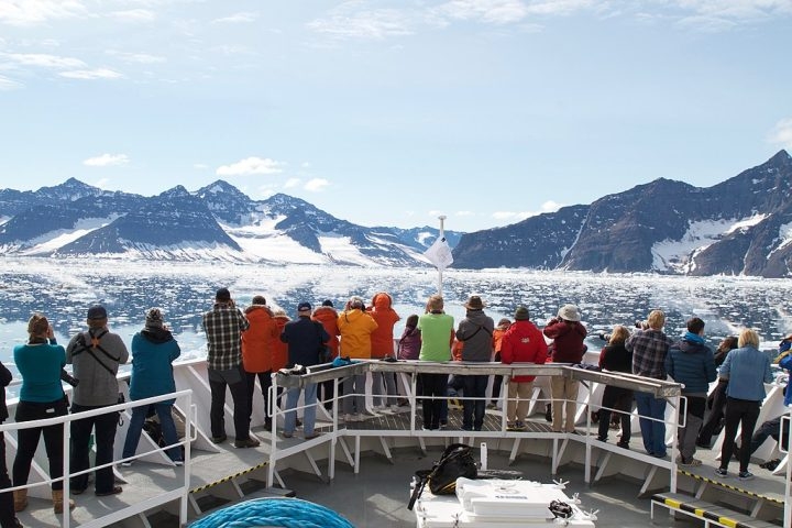 Mais de 70 empresas turísticas atuam localmente, e o turismo vem se expandindo para além do verão, com aumento de visitas no inverno (período das auroras) e início da primavera (dias mais longos). Reprodução: Flipar