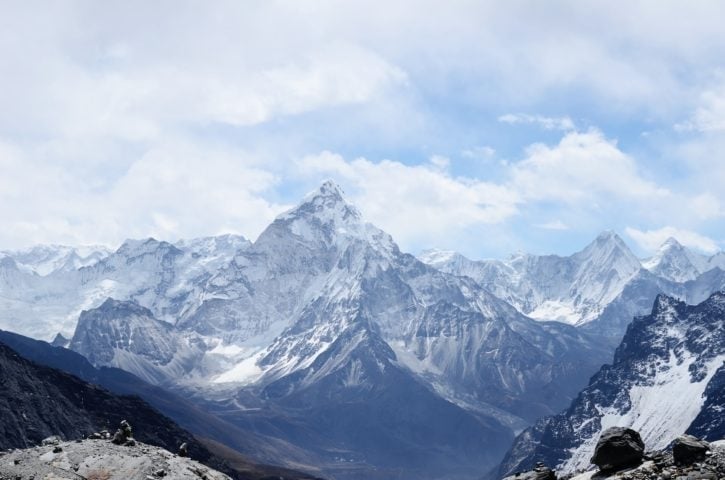 O Nepal é um país de montanhas, com a maior parte do seu território situado nas cordilheiras do Himalaia e do Mahabharata. 