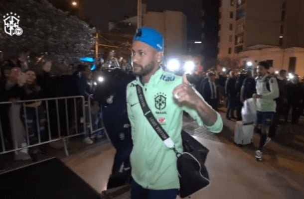 Mas este pode não ser o único caso de traição envolvendo Neymar e Bruno Biancardi. Há alguns dias, o jogador foi flagrado em uma balada na Espanha onde, aparentemente, apareceu beijando duas mulheres. Foto: Reprodução de vídeo TV CBF