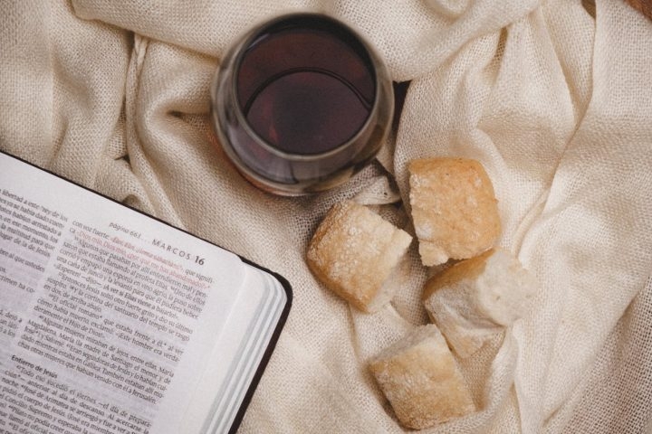 Em casos excepcionais, pode-se usar mosto de uva (suco não fermentado) para missas com restrições alcoólicas, mas isso requer autorização eclesiástica. Reprodução: Flipar