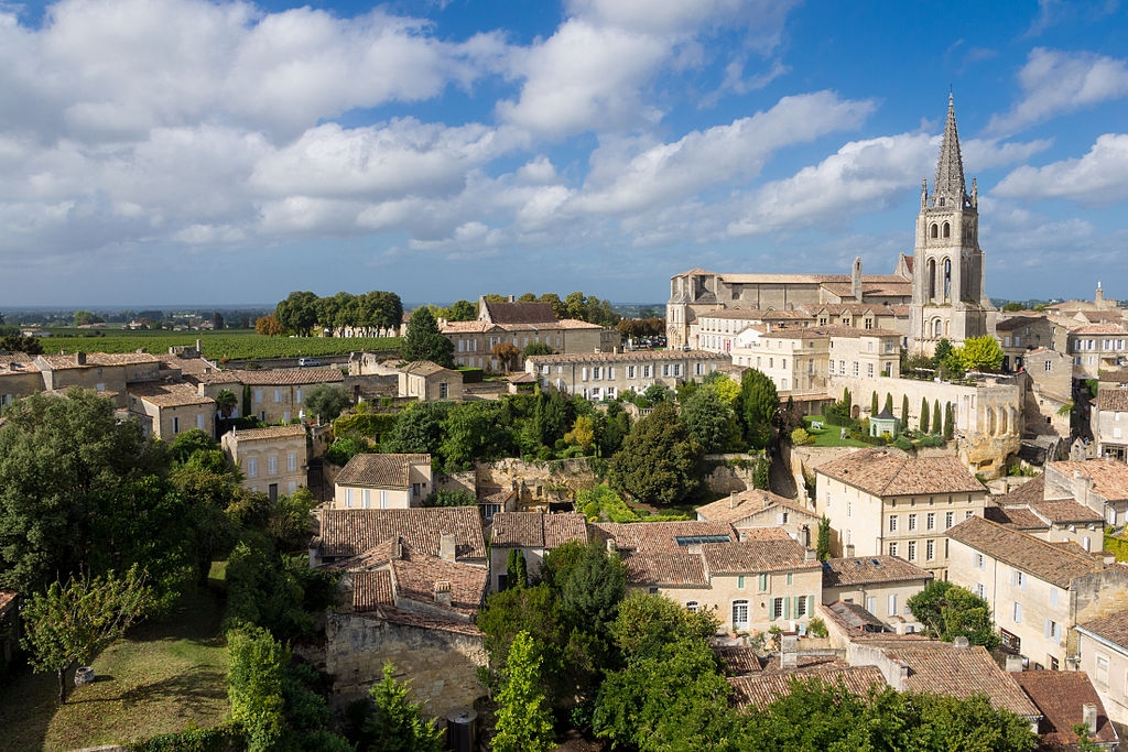  Saint-Émilion (França) - Fica na região de Nova Aquitânia. Fundada no século 8, além da arquitetura medieval, destaca-se pela produção de vinho. Tem cerca de 2,5 mil residentes.  Reprodução: Flipar