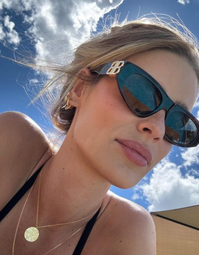 Yasmin Brunet com óculos de sol Reprodução Instagram - 25.11.2024