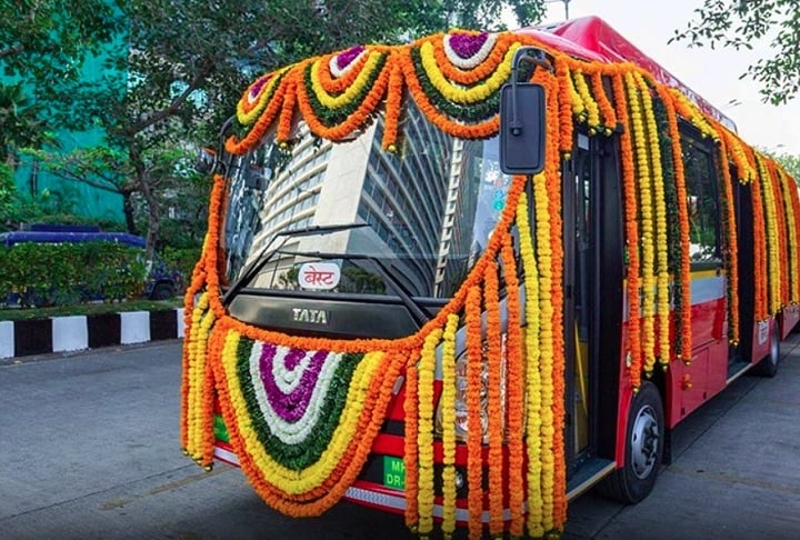 Em alguns países, como a Índia, os ônibus são decorados com cores vibrantes e adornos artísticos, refletindo a cultura local.  Reprodução: Flipar