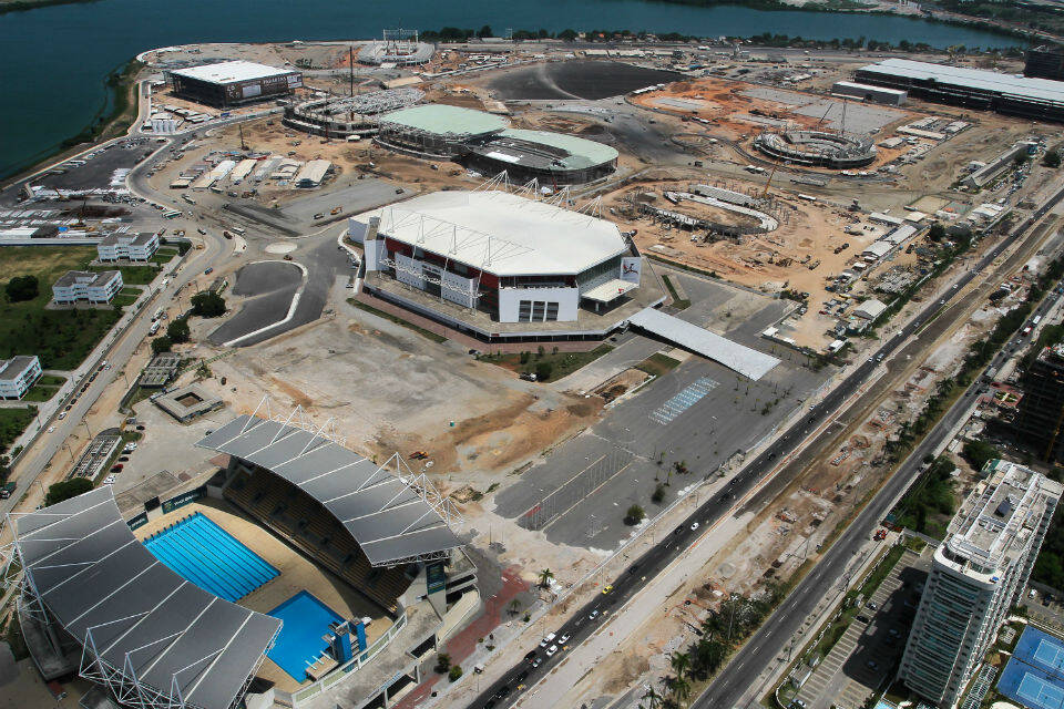 Visão geral do Parque Olímpico da Barra, no mês de março de 2015. com as instalações do Parque Aquático Maria Lenk e da Arena HSBC em primeiro plano. Foto: Divulgação/Rio 2016