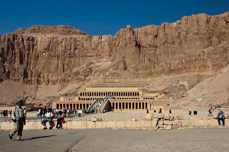 A tumba de Tutankamon fica no Vale dos Reis, uma vasta região de areia destinada no Antigo Egito ao descanso eterno dos poderosos. O vale fica próximo a Luxor, na margem oeste do Rio Nilo Reprodução: Flipar