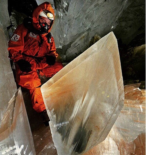 Embora a água ainda não tenha alcançado o nível da caverna, os turistas não podem visitá-la por causa do perigo de os cristais caírem e outros problemas de segurança.  Reprodução: Flipar