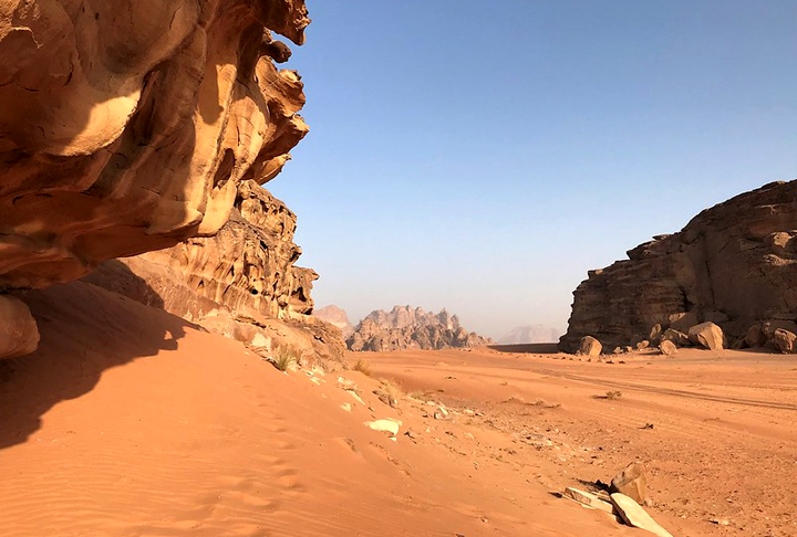 O deserto ocupa a maior parte da Arábia Saudita, com 2,3 milhões de km².  Ali as temperaturas podem oscilar entre 0ºC de madrugada a 50ºC no meio do dia. 