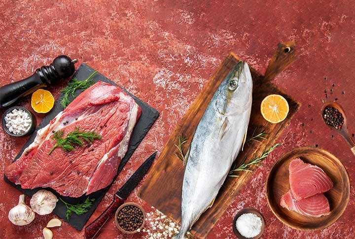 Carnes magras e peixes - Atum e salmão são ótimas opções diárias, pois contêm triptofano, presente na proteína, que ajuda no combate à depressão e na melhora do humor. Carne de boi magra é uma alternativa.  Reprodução: Flipar