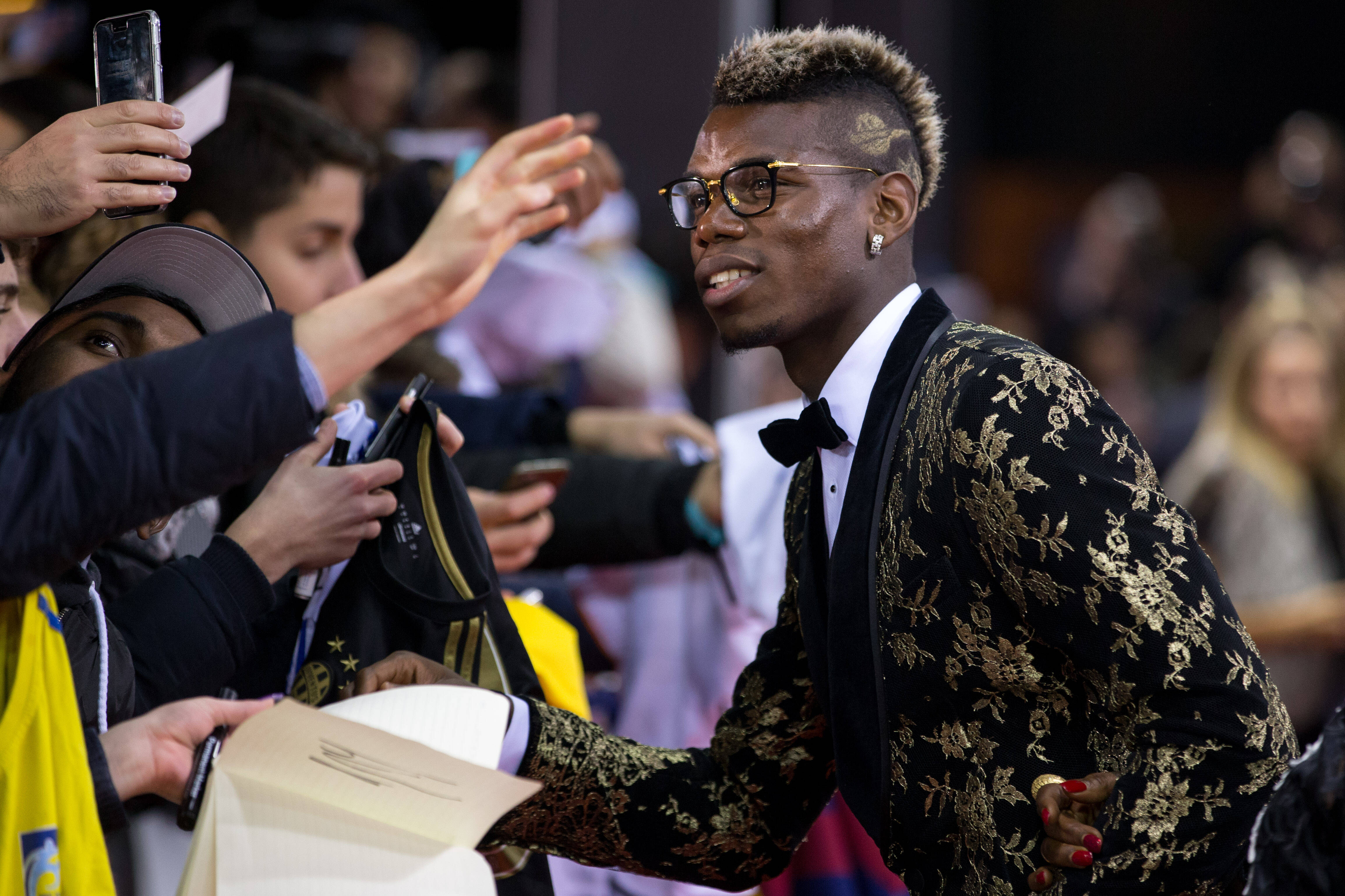 O francês Pogba, meia da Juventus, adotou figurino exótico para a Bola de Ouro 2015. Foto: Philipp Schmidli/Getty Images