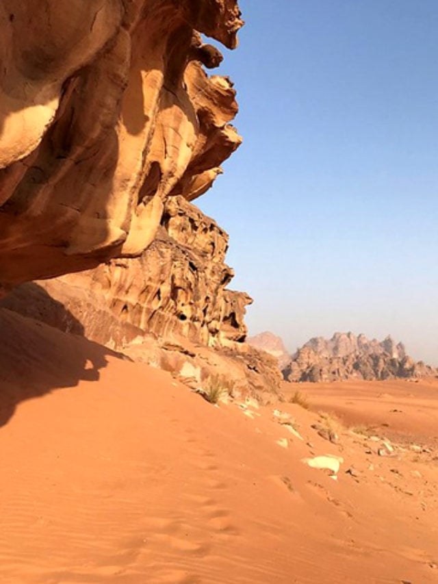 4º Deserto da Arábia (2.300.000 km²) -  Fica na Península Arábica, estendendo-se por oito países: Arábia Saudita, Iêmen, Kuwait, Iraque, Jordânia, Catar, Omã e Emirados Árabes Unidos. Reprodução: Flipar