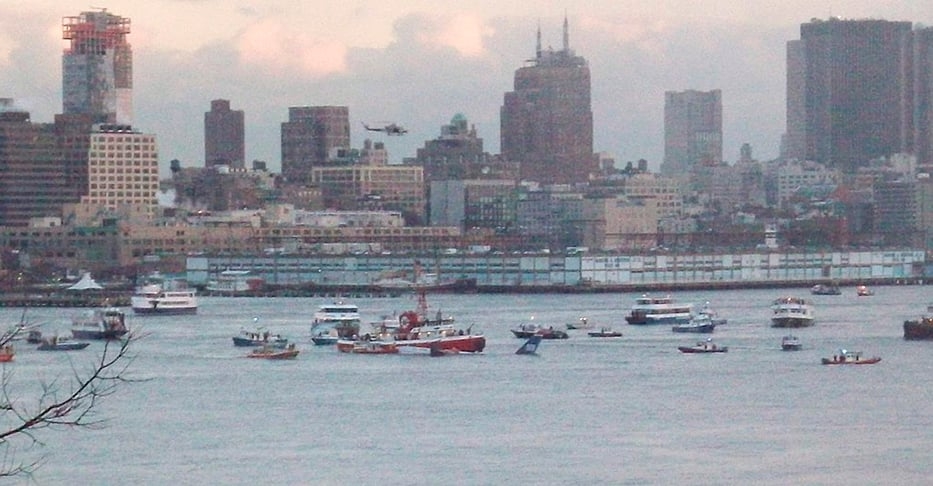A aterrissagem foi na altura de Manhattan. Os 150 passageiros e 5 tripulantes do avião parcialmente submerso foram evacuados pelas duas asas do avião e por escorregadores infláveis que foram ativados.  Embarcações logo se aproximaram para o resgate, como Sully previa. Reprodução: Flipar