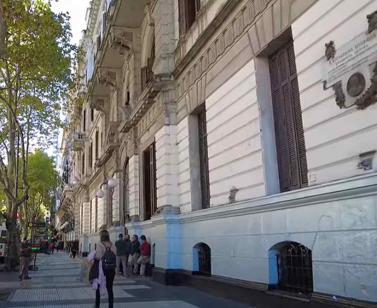 Avenida de Mayo - Inaugurada em 1894, a Avenida de Mayo conecta a Plaza de Mayo ao Congresso Nacional. Com arquitetura inspirada em Madrid, é famosa por seus cafés históricos, como o Tortoni, e por sua importância política e cultural. Reprodução: Flipar