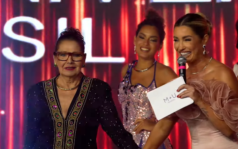 Ieda Maria Vargas, primeira Miss Universo do Brasil, entregou a coroa à vencedora. Foto: Reprodução: Youtube/Miss Universe Brasil TV