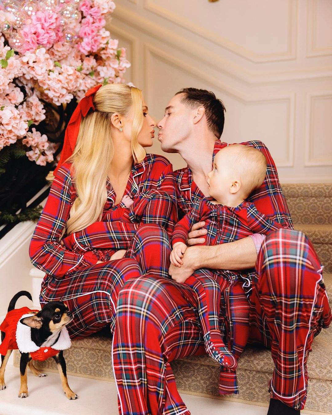 Paris Hilton posa com o marido e os dois filhos em ensaio de Natal