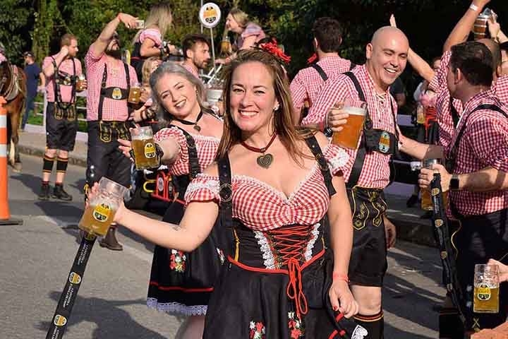 Além disso, Blumenau (SC) é conhecida no Brasil todo como sede da Oktoberfest, que há 30 anos atrai milhares de pessoas em busca de diversão e hectolitros de cerveja.  Reprodução: Flipar