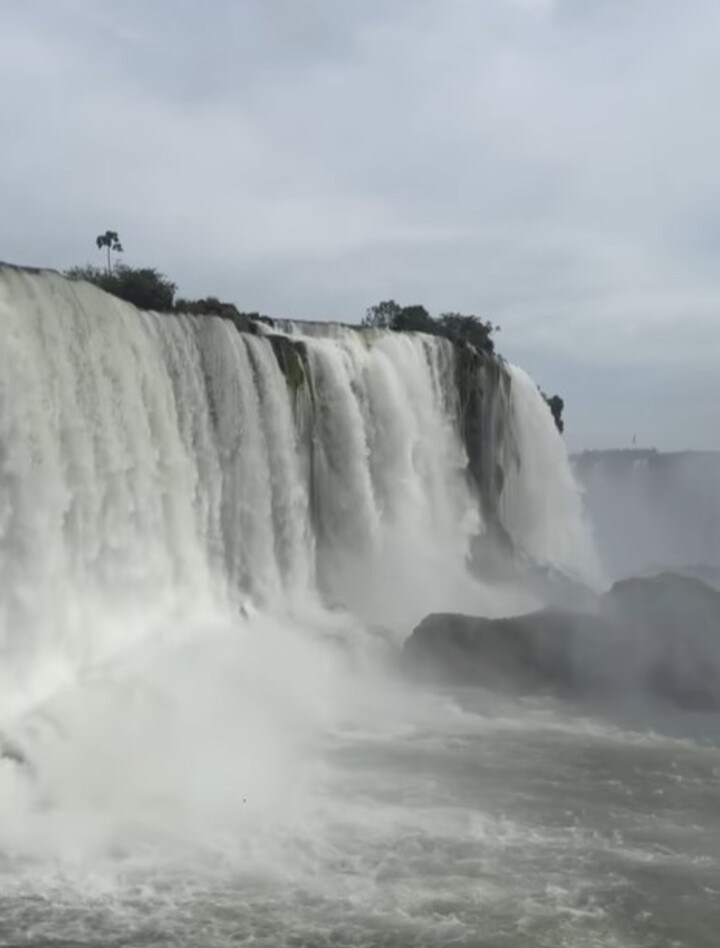 As gravações de “Vale Tudo” tiveram início no fim de semana de 23 e 24 de novembro. E os atores Cauã Reymond e Tais Araújo se derreteram por Foz do Iguaçu, onde acontece a etapa inicial da novela global, um remake do original de 1988, que também começava na cidade paranaense. 

 Reprodução: Flipar