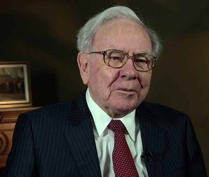 Mesmo sendo um dos homens mais ricos do mundo, o investidor, economista e filantropo Warren Buffett optou por não deixar esse patrimônio para nenhum de seus três filhos. Reprodução: Flipar