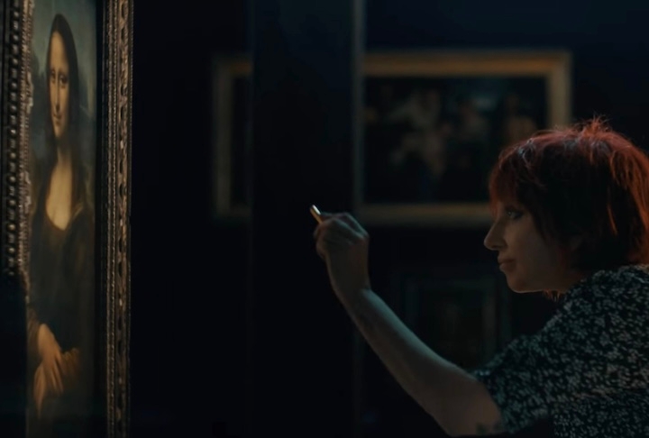 O vídeo promocional mostrava Lady Gaga, que interpreta a personagem Arlequina no filme, marcando o quadro com o sorriso vermelho. Reprodução: Flipar