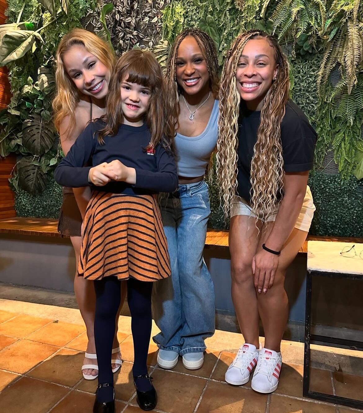 Rebeca Andrade, Flavinha e Lorrane Oliveira posam com a filha de José Loreto e Debora Nascimento Reprodução Instagram - 23.8.2024