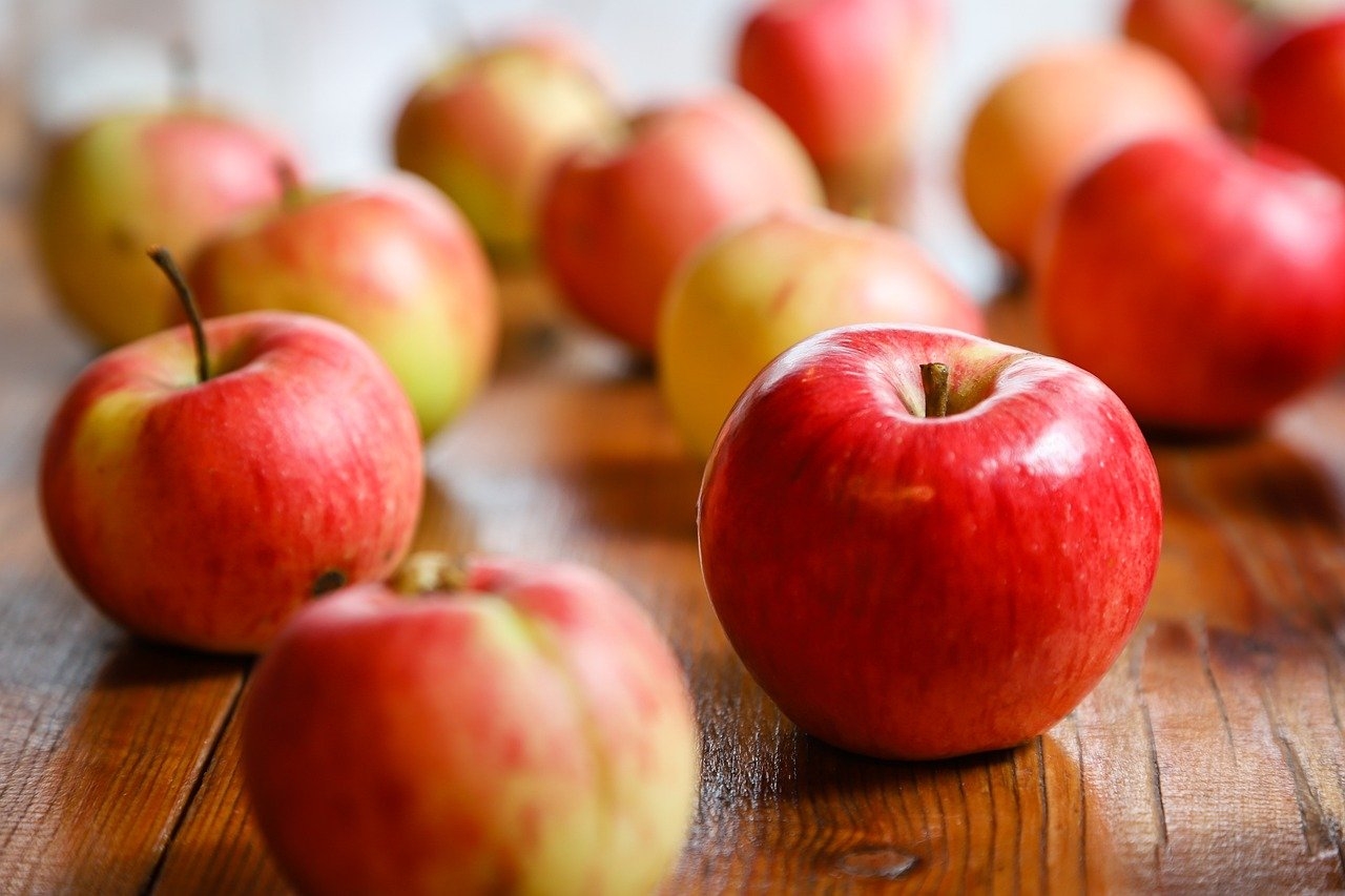 Maçã - Uma das frutas mais populares, a maçã é naturalmente rica em pectina, o que ajuda a espessar as geleias sem a necessidade de adicionar pectina extra. Isso é um fator vantajoso.  Reprodução: Flipar