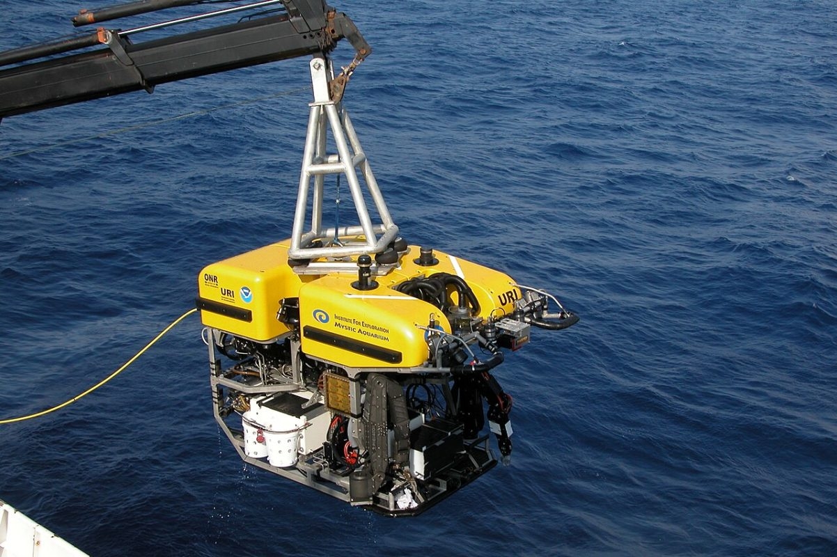 É provável que as próximas buscas envolvam o uso de um ROV (veículo operado remotamente) com uma câmera para uma investigação mais detalhada do objeto.  Reprodução: Flipar