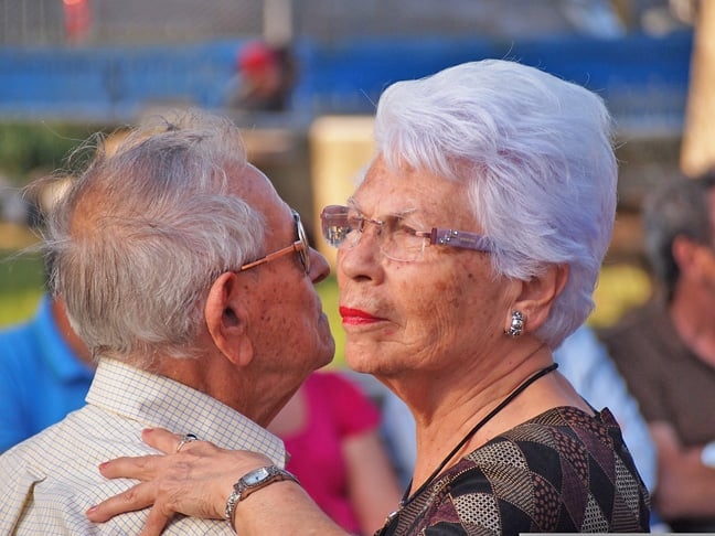 Quase metade dos centenários vivem no Nordeste, cerca de 16.317 pessoas com 100 anos ou mais. Nos estados, a Bahia lidera, seguida por São Paulo. Na outra ponta, o Sul  tem o estado com maior proporção de idosos e a cidade mais velha do Brasil, tem 3.502 centenários.