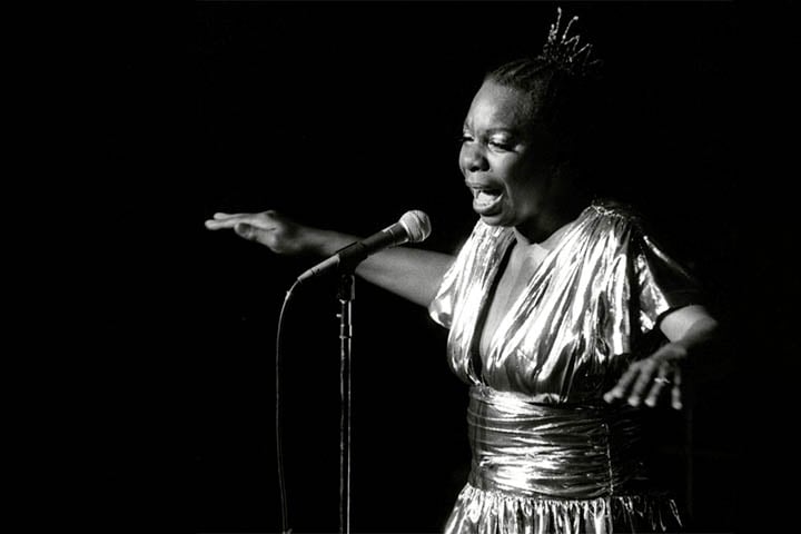 A pianista também ficou famosa por seu engajamento na luta pelos direitos civis da população negra nos Estados Unidos. Nina Simone morreu de causas naturais aos 70 anos, em 2003, no sul da França. 
 Reprodução: Flipar