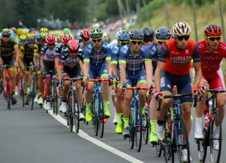 Realizada anualmente na França desde 1903, o Tour de France é uma das competições de ciclismo mais prestigiadas e antigas do mundo. Reprodução: Flipar