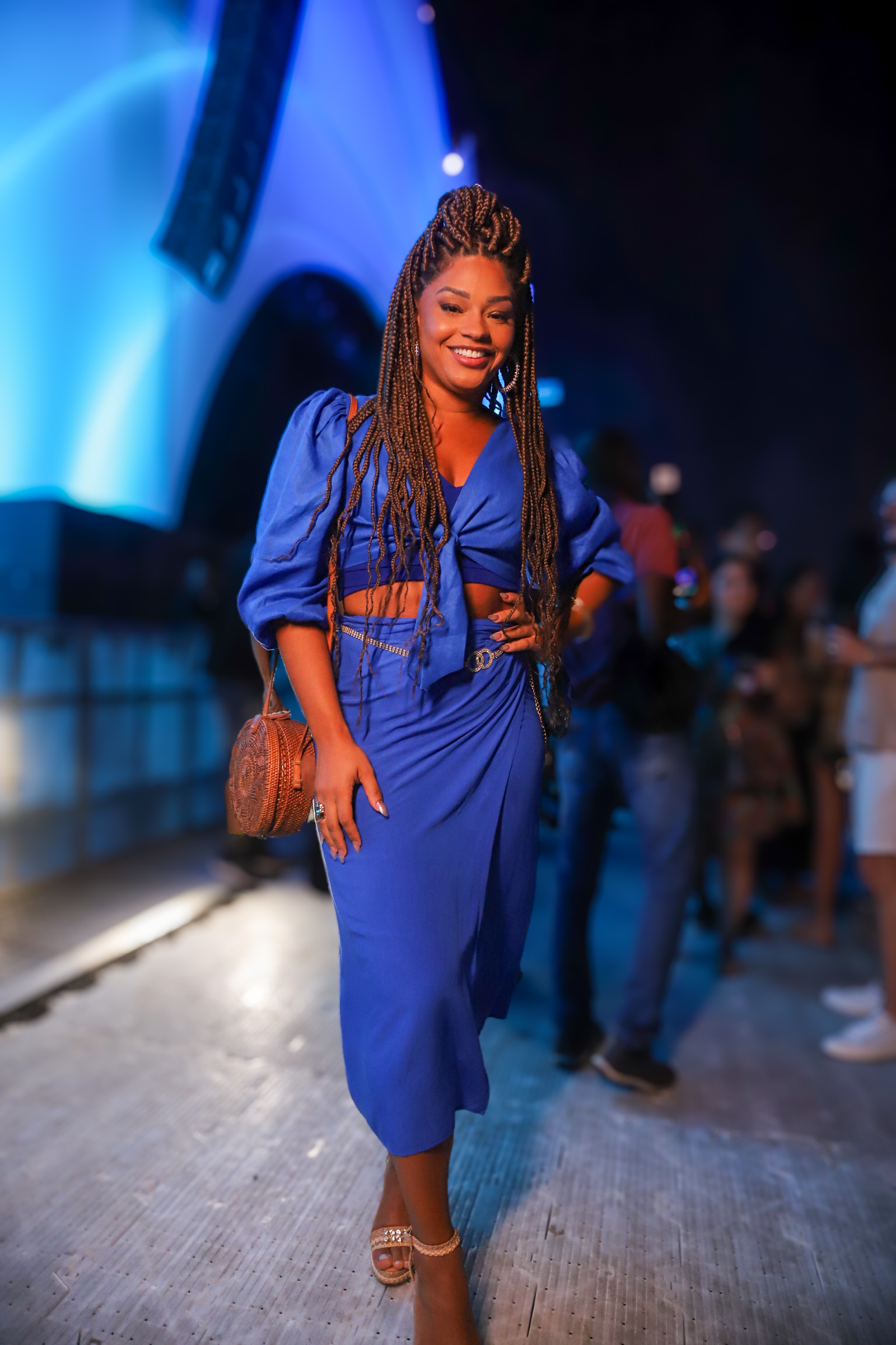 Juliana Alves exibe look azul e rouba a cena no Festival de Verão