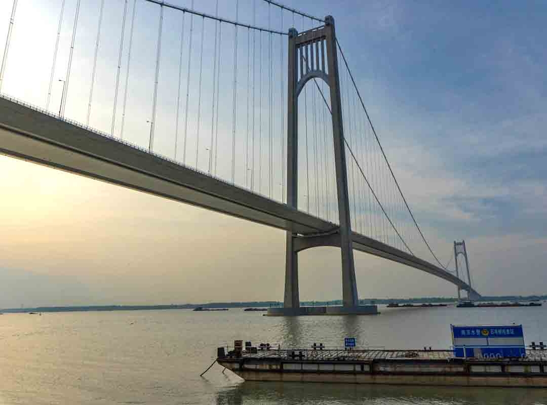 Nanquim, China: Situada sobre o Rio Yangtze, na China, essa é uma ponte rodoviária e ferroviária em arco de aço que se estende por 6.772 metros. Inaugurada em 1968, é considerada a ponte em arco mais longa do mundo. Reprodução: Flipar