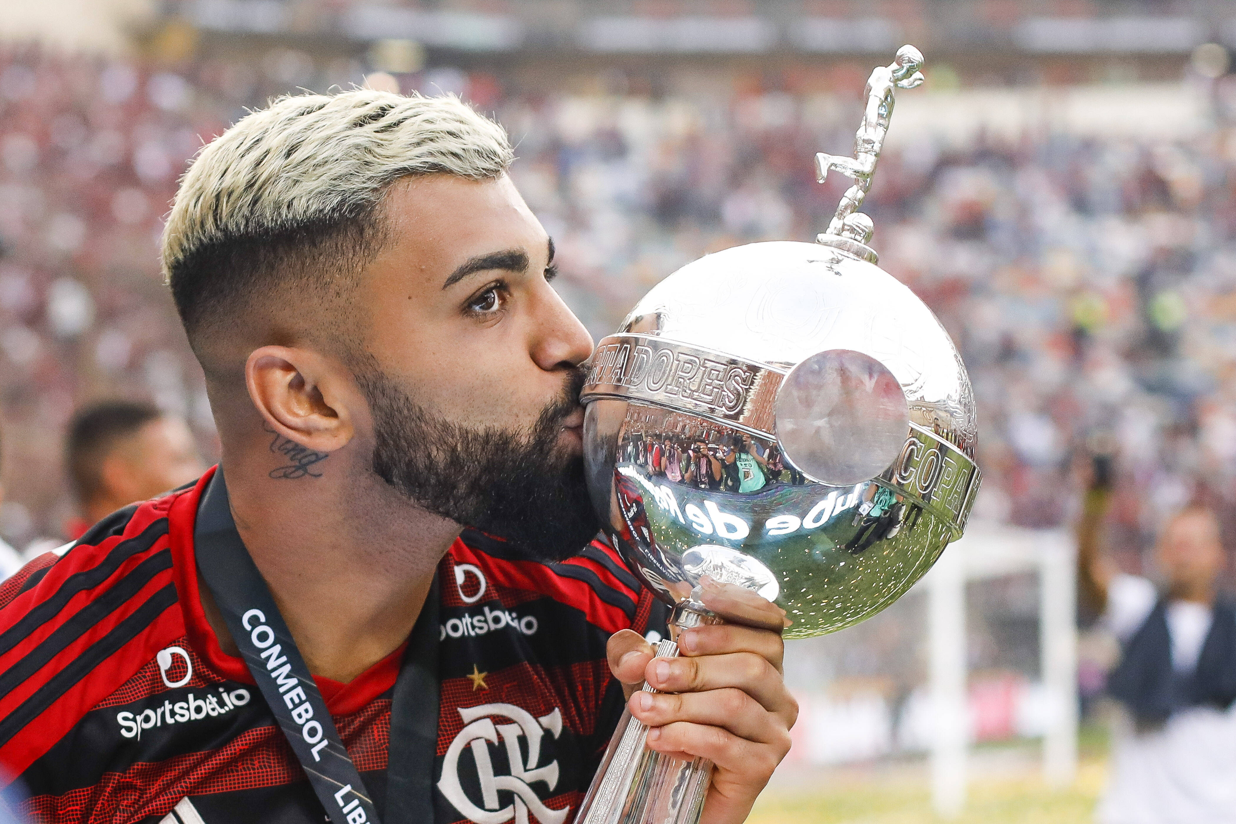Gabigol beija a taça da Libertadores. Foto: Ricardo Moreira/Zimel Press/Agencia O Globo