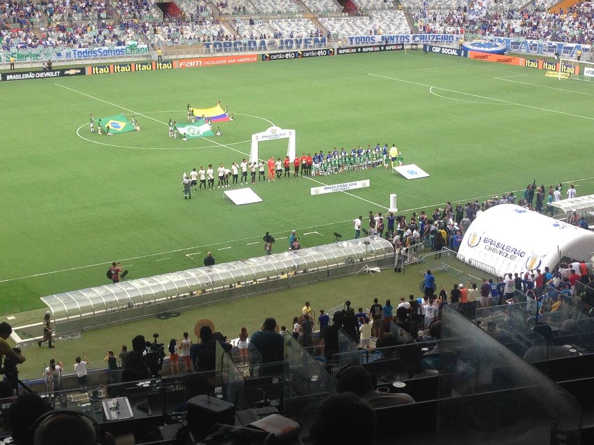 Jogadores de Cruzeiro e Corinthians antes do jogo; ao fundo bandeiras em homenagem à Chape. Foto: Reprodução