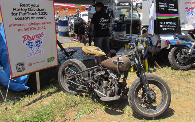 Uma antiga Harley, rabo-duro e câmbio manual. Foto: Divulgação e Gabriel Marazzi