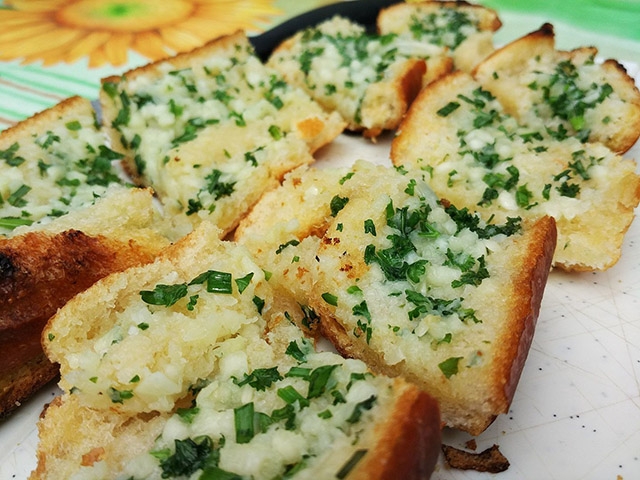 O pão de alho é uma das estrelas do churrasco. Além das carnes e uma boa cervejinha, esse quitute faz sucesso e não pode faltar em um evento gastronômico (à base de carne) perfeito. Reprodução: Flipar